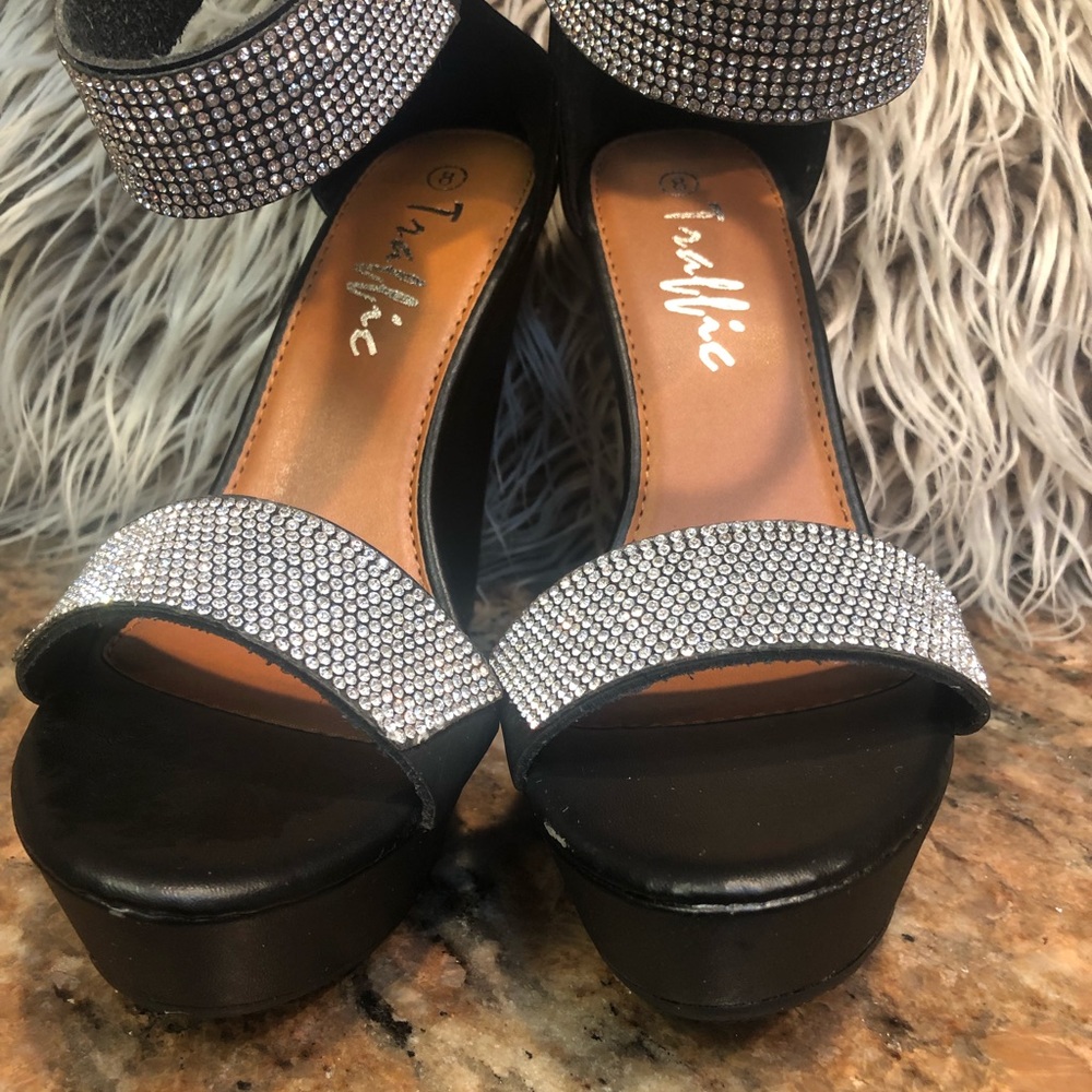 🔥🔥🔥🔥Traffic Redge  sandles. Size 8.